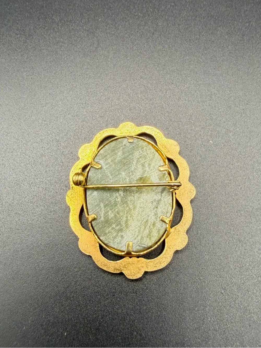 Vintage Gold Tone Green Jade Pin Brooch Deco Jewelry Stone